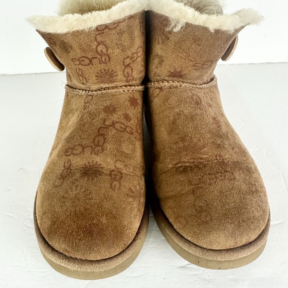 Ugg Mini Bailey Button Boot Womens Size 8 Logo Spellout Brown Monogram - Picture 5 of 11